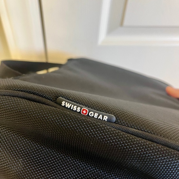 SwissGear Black Travel Toiletry Bag - Picture 3 of 12